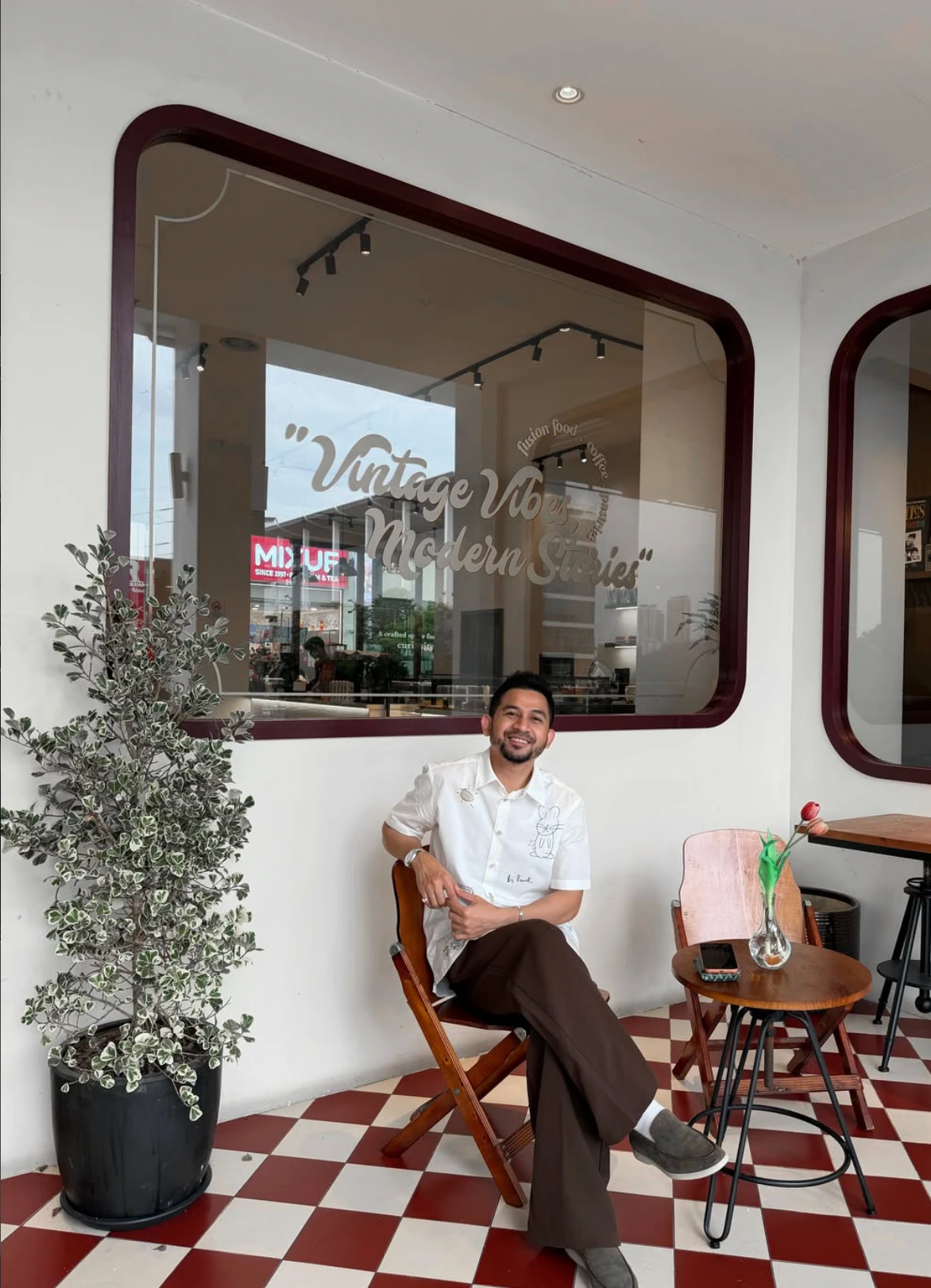 El Azman duduk santai di sebuah kafe