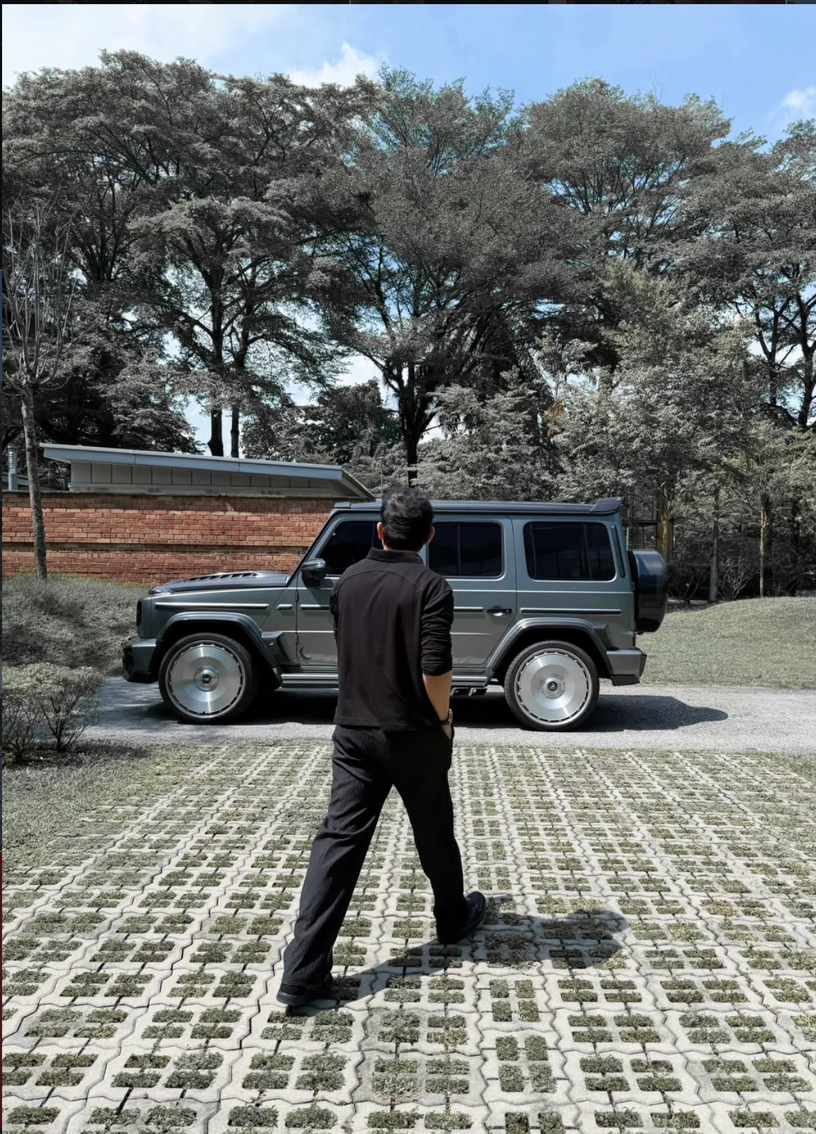 El Azman berjalan ke arah sebuah Mercedes G-Class