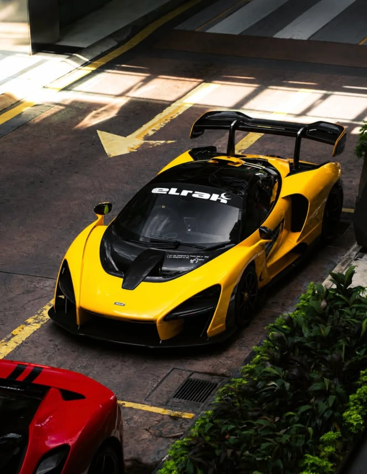 McLaren Senna berwarna kuning