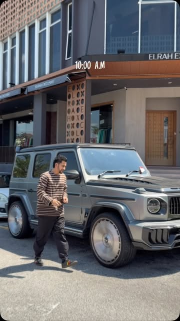 El Azman bersama G-Class di hadapan premis ELRAH